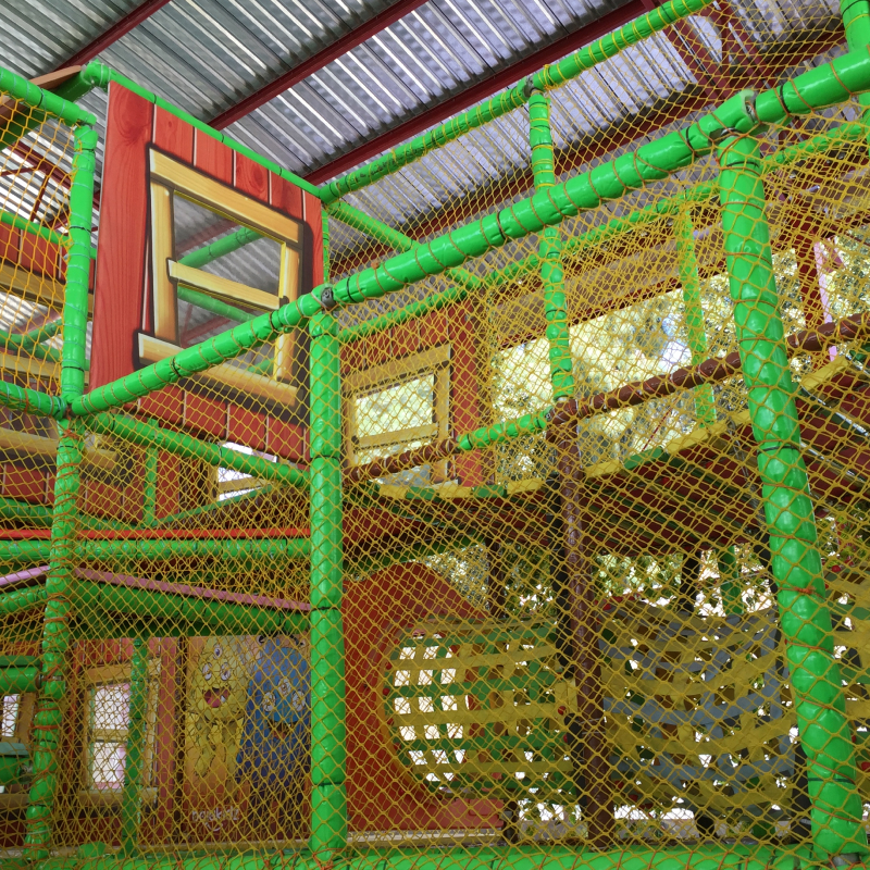 Resbaladillas y área de juegos en Baja Kidz Tijuana